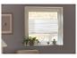Fenêtre avec store plissé blanc, plante et objets décoratifs sur le rebord.