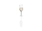 Een glas champagne op een witte achtergrond.