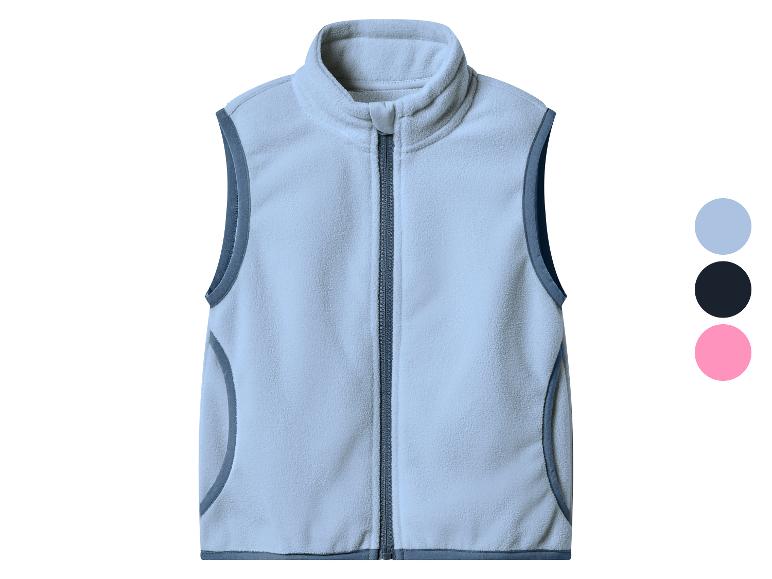 Lichtblauw fleecevest met donkergrijze bies en rits, verkrijgbaar in drie kleuren.