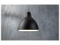 Een zwarte hanglamp met een ronde kap tegen een grijze achtergrond.