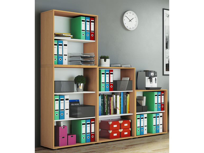 Une bibliothèque en bois avec des classeurs à anneaux colorés et des livres.