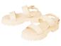 Beige sandalen met twee bandjes en een chunky zool.