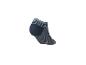 Chaussette basse à rayures dans des tons bleus et gris.