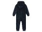 Een blauwe, zachte jumpsuit voor kinderen.