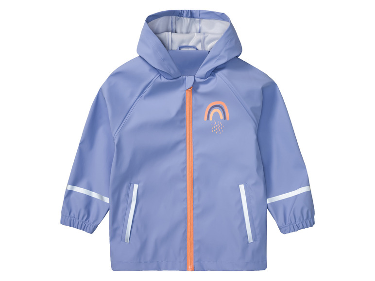 Een blauwe regenjas met capuchon voor kinderen met een regenboogprint.