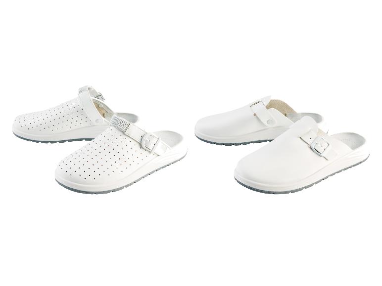 Deux paires de sabots blancs avec une boucle