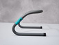 Een grijze fitness push-up bar met blauwe handvatten.