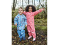 Twee kinderen in regenkleding, een jongen met een blauwe regenjas met auto's en een meisje met een roze regenjas.