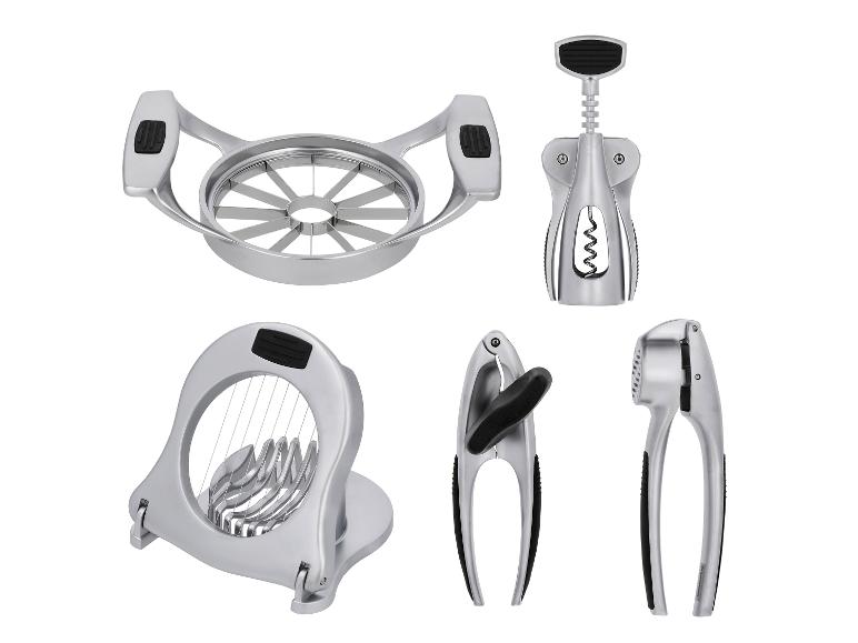 Ensemble d'ustensiles de cuisine Silvercrest: coupe-pommes, tire-bouchon, coupe-œufs, casse-noix et presse-ail.