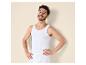 Lachende man in wit hemd en witte boxershorts.