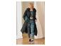 Vrouw in zwarte lange pufferjas en teal-patroon sportkleding, met yogamat