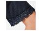 Detail van een donkerblauwe top met kant.