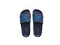 Donkerblauwe slippers met drie blauwe strepen.