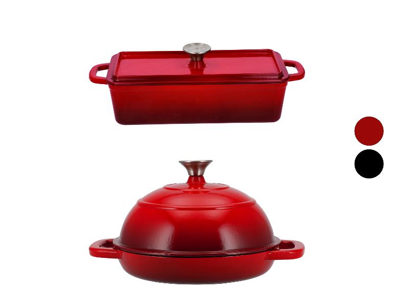 Deux plats à four rouges en fonte.