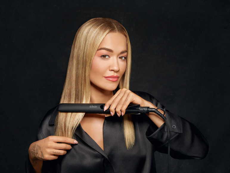 Een vrouw gebruikt een Remington haarstyler om haar haar te stylen.