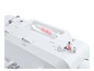 Een witte naaimachine met een spoel en draad.