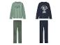 Twee sets herenpyjama's: een groene met 'ATHLETIC 1986' en een donkerblauwe met 'ATHLETIC SQUAD 1986'.