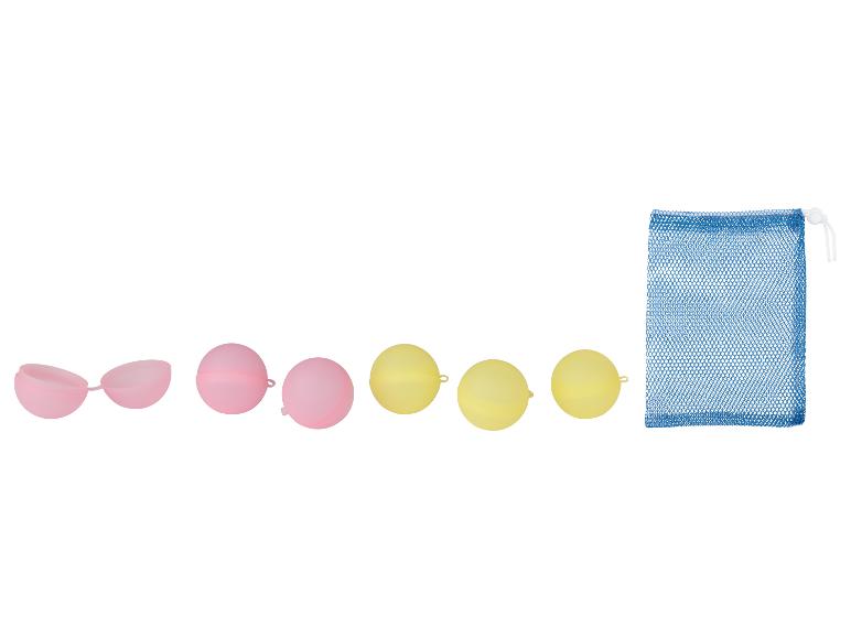 Roze en gele herbruikbare waterballonnen met een blauwe nettas.