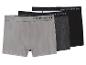 Trois boxers pour hommes dans des tons de gris et de noir, avec des coordonnées imprimées sur la ceinture.