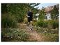 Een man rent trail in Salomon kleding en schoenen.