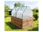 Houten verhoogde moestuinbak met transparante kasafdekking in de tuin
