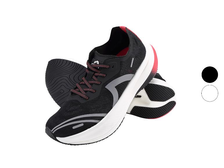 Zwarte sportschoenen met rode accenten en een witte zool.