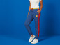 Blauwe broek met rode streep en Lidl logo, witte sneakers