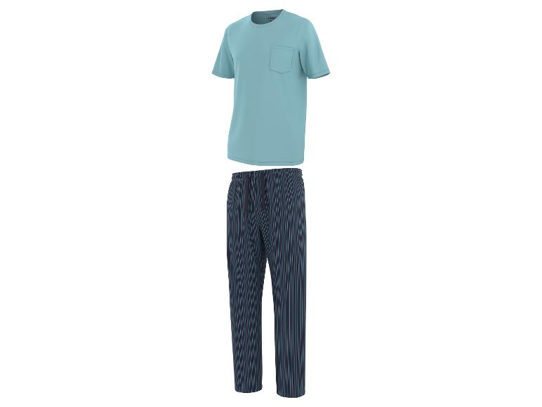Een blauwe t-shirt met een zak en een gestreepte broek.