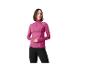 Femme en haut thermique rose et leggings noirs.