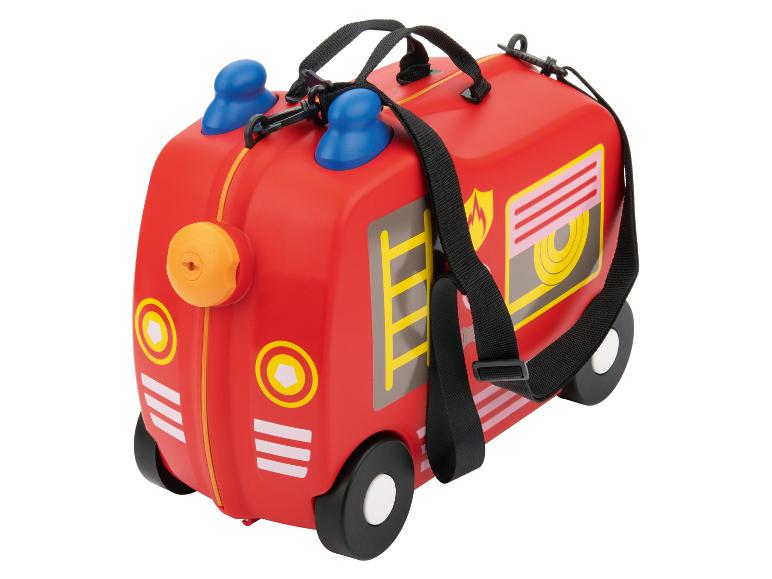 Rode brandweerwagen-vormige kinderkoffer met wielen en een zwarte schouderriem