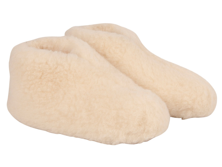 Twee paar wollen pantoffels.