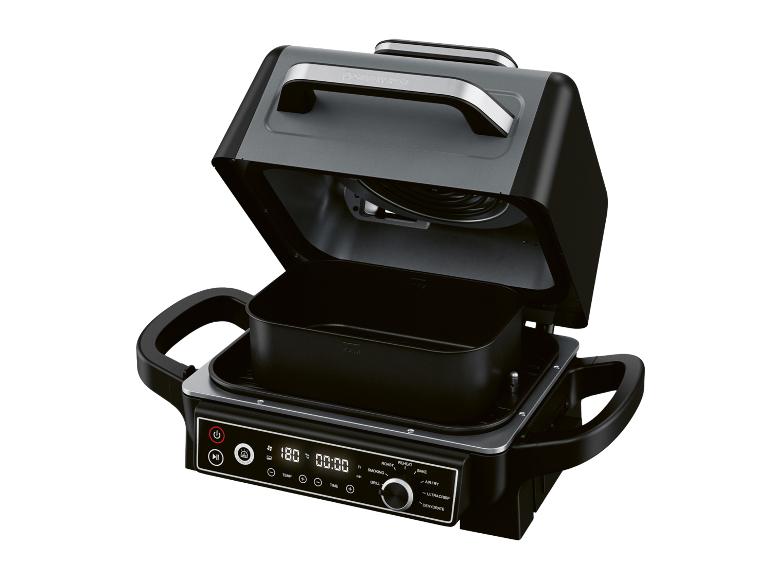 Friteuse à air et grill multifonctionnels ouverts avec affichage numérique et commandes.