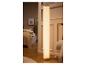 Lampadaire cylindrique lumineux avec motif d'étoiles dans une chambre.