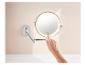 Miroir lumineux mural avec bras extensible.