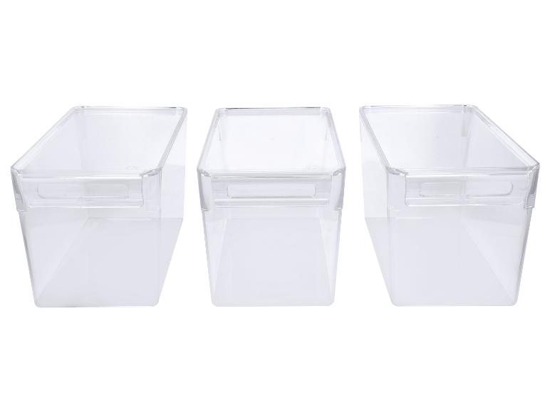 Trois bacs de rangement en plastique transparent avec poignées, sur fond blanc.