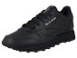 Zwarte leren sportschoenen met wit logo en veters.