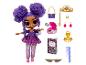 Poupée LOL Surprise aux cheveux violets et accessoires comme une couronne et un lecteur CD.