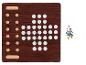 Een houten spelbord met witte en beige cirkels en kleurrijke spelstukjes