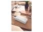 Batterie externe blanche chargeant un ordinateur portable et un smartphone sur une table en bois.