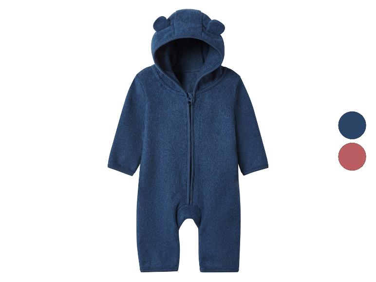 Blauwe baby romper met capuchon met berenoren en ritssluiting aan de voorkant.
