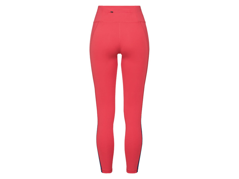 Leggings de sport rouges avec des accents bleus.