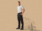 Homme en polo et pantalon cargo, sur un fond de paysage montagneux.