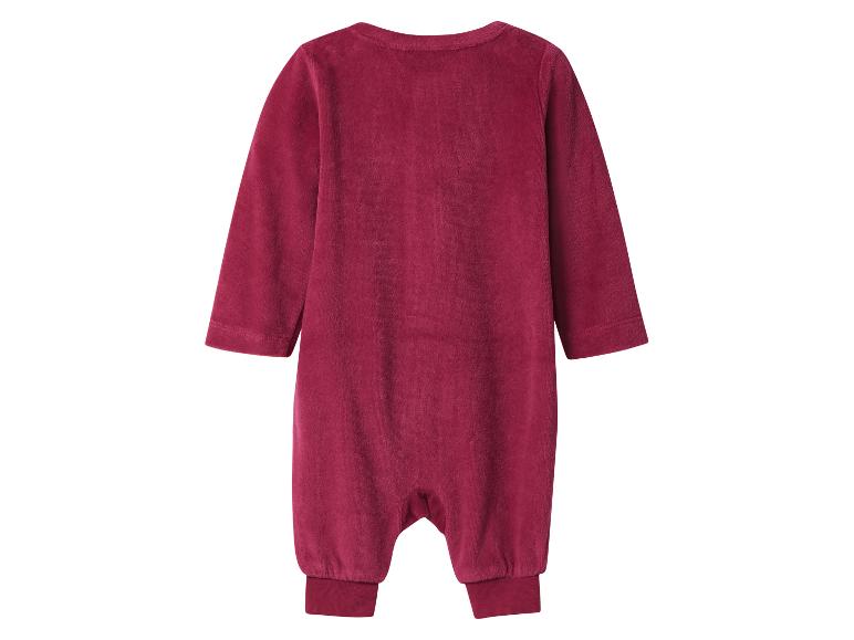 Grenouillère bébé en velours bordeaux à manches longues et col rond.