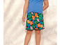 Een kind draagt ​​een blauwe t-shirt en korte broek met een tropisch bloemenpatroon.