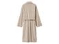 Peignoir beige doux avec ceinture, vu de dos.
