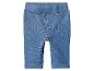 Jean bébé bleu avec taille élastique et fausses poches.