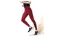 Vrouw in rode leggings en blauwe sportschoenen die rent.
