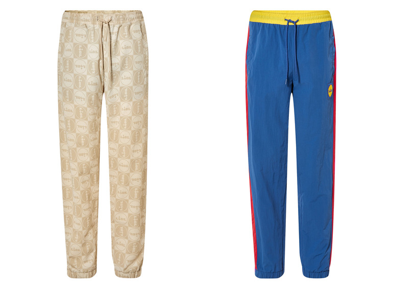 Twee broeken: een beige broek met Lidl-logo's en een blauwe broek met rode strepen.