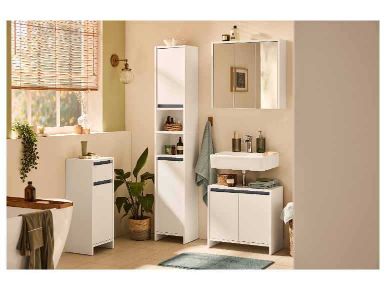 Salle de bain moderne avec des meubles de salle de bain blancs de style minimaliste.