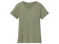 Een lichtgroen T-shirt met korte mouwen.